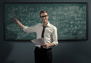 Professeur présentant un tableau